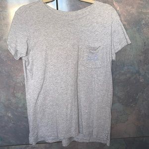 Gray vineyard vines tee